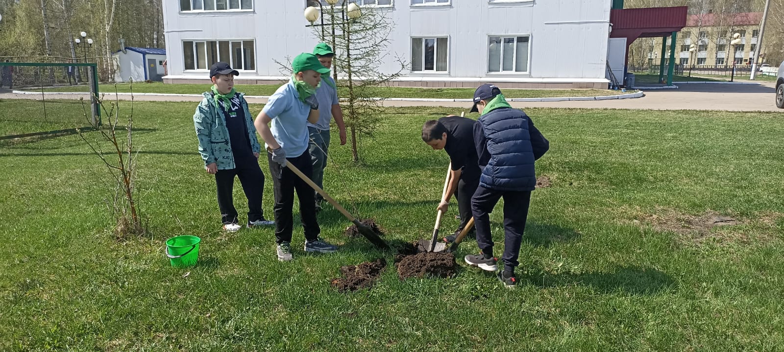 Социальная акция «Посади дерево» под девизом: «Только вместе, только дружно, помогать природе нужно!»..